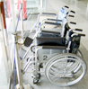 병원에 비치되어 있는 휠체어 사진